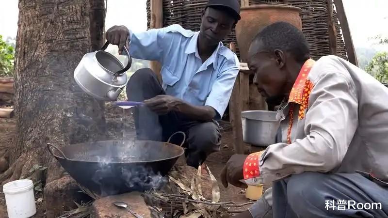 肯尼亚|天价食盐风靡肯尼亚，有钱不一定买得到，芦苇制盐有多神奇？