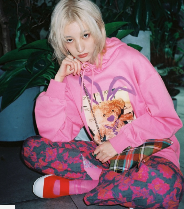 华晨宇|华晨宇曝恋情后首露面，低头行走一脸不悦，已换掉与王悦伊情侣发色