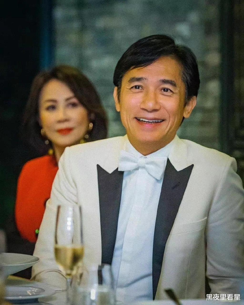 护肤 刘嘉玲在国外挺会打扮，裙子“半边黑、半边红”，看着时髦又大气
