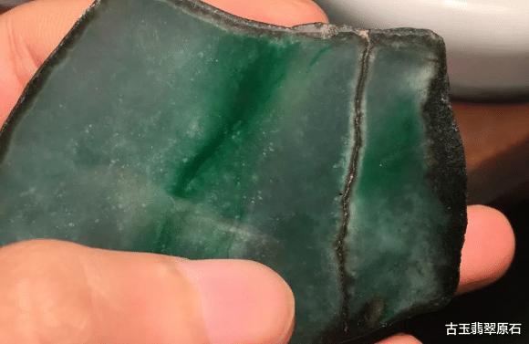 翡翠|大哥花8000淘到的一块翡翠小料,切开之后进色化色,做件稳回本的原石!