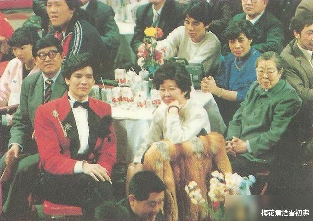 唐嫣|春晚记忆，费翔首登春晚为何只有上半身镜头？此次表演被封杀13年