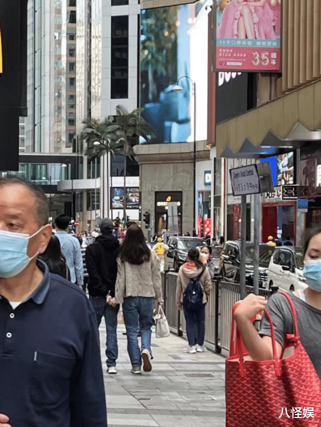 张智霖|张智霖陪袁咏仪逛街,独特牵手方式抢镜,从背后拉手演绎别样甜蜜