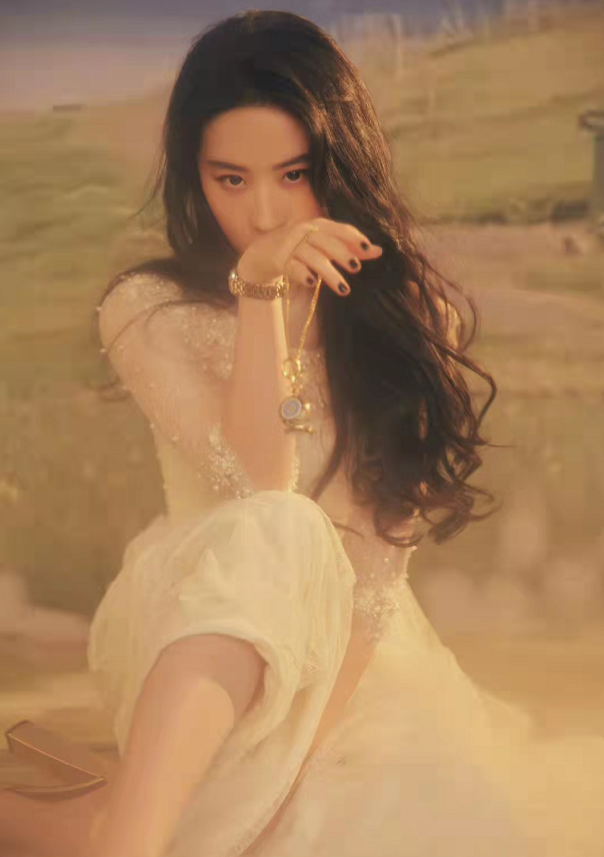 刘亦菲|刘亦菲高调出席活动！穿珍珠裙瘦出蚂蚁腰造型封神，比走红毯还拼