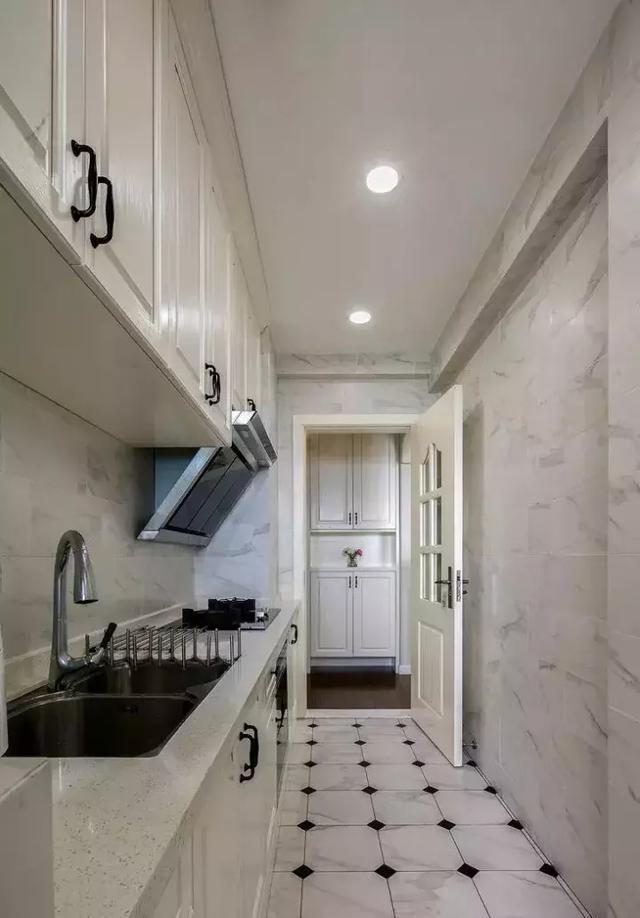 老公非要在电视墙打一圈柜子,完工才知高明,邻居纷纷照做,晒晒