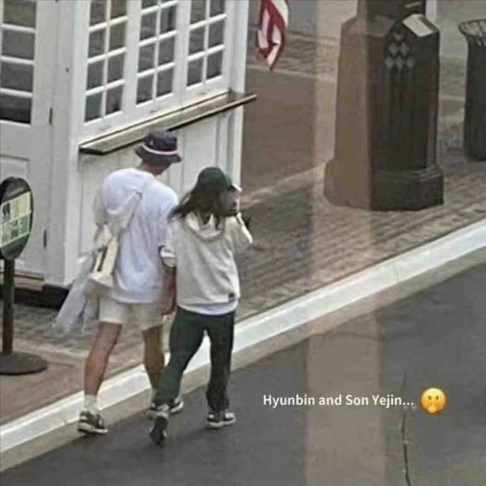 迪士尼|玄彬孙艺珍蜜月照首曝光,穿情侣鞋牵手散步,玄彬贴心替老婆背包