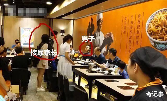 女子拿餐厅杯子给儿子装尿,被骂回应:关你屁事,网友:尿喝多了