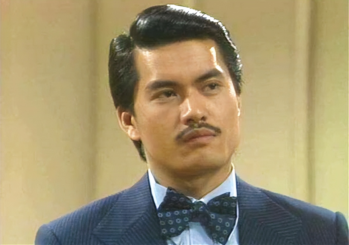 吕良伟|吕良伟与一众富婆爬山，穿背心手臂肌肉太抢镜，66岁仍健硕似小伙