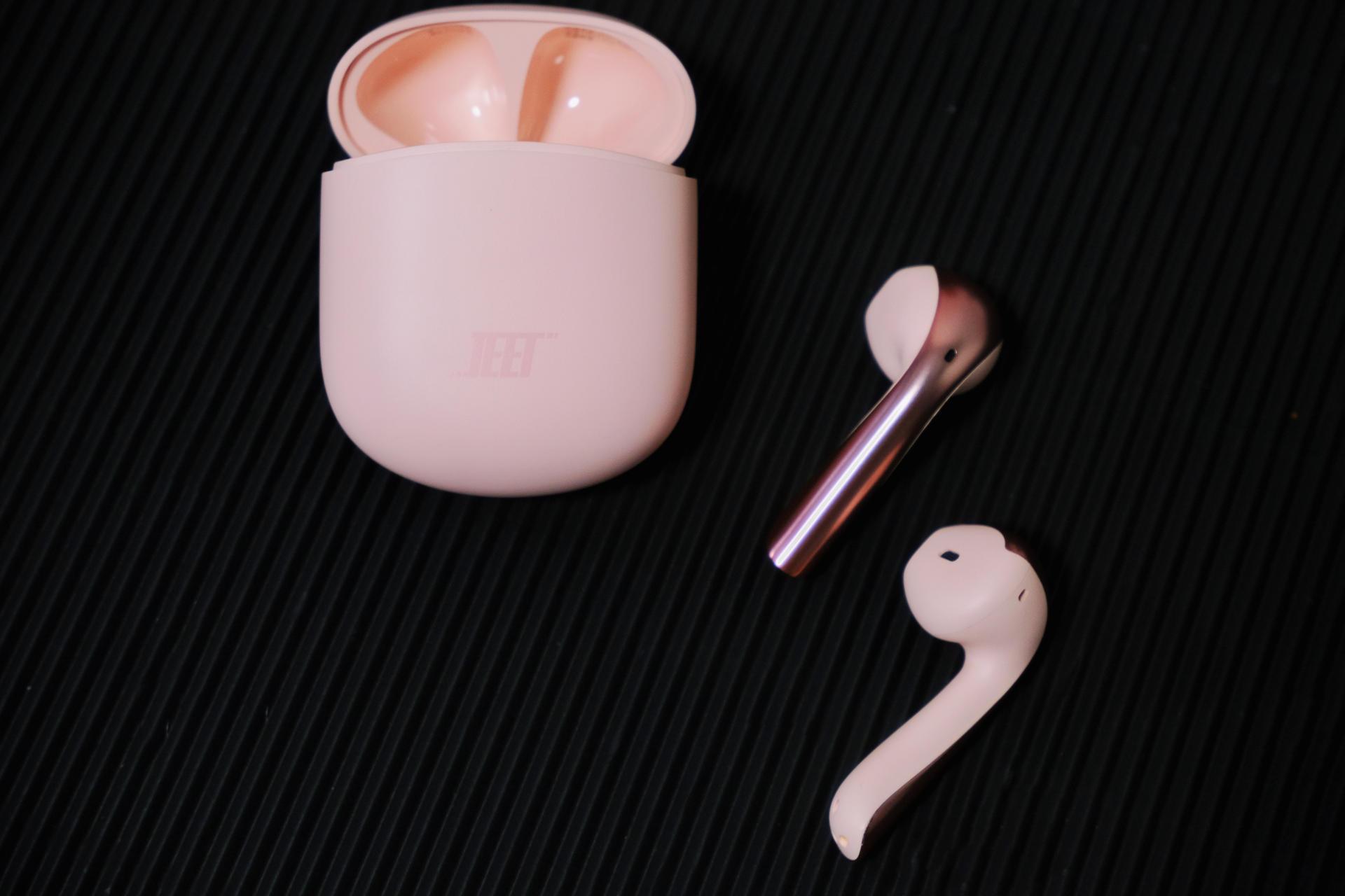 粉色JEET ONE 升级版真无线耳机，轻巧好用，也惹得我少女心爆棚