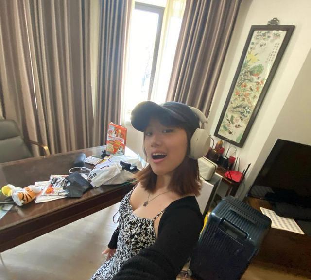 梧桐妹|贾静雯女儿梧桐妹晒近照，舌头头、衣着暴露，比妈妈还性感