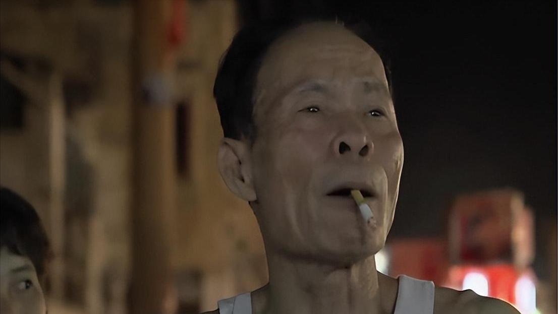 七旬老汉横行夜市30年，没他点头小女孩连花都不能卖，却深受爱戴