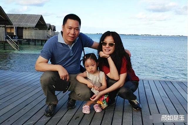 街拍|赵薇亲日辱华只是冰山一角，五大事件曝光原因，恶劣行为贯穿生涯