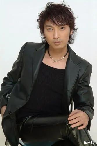 毁容|凭借一首歌成名,被伴舞连砍三刀,毁容后遭人厌弃,如今身价过亿