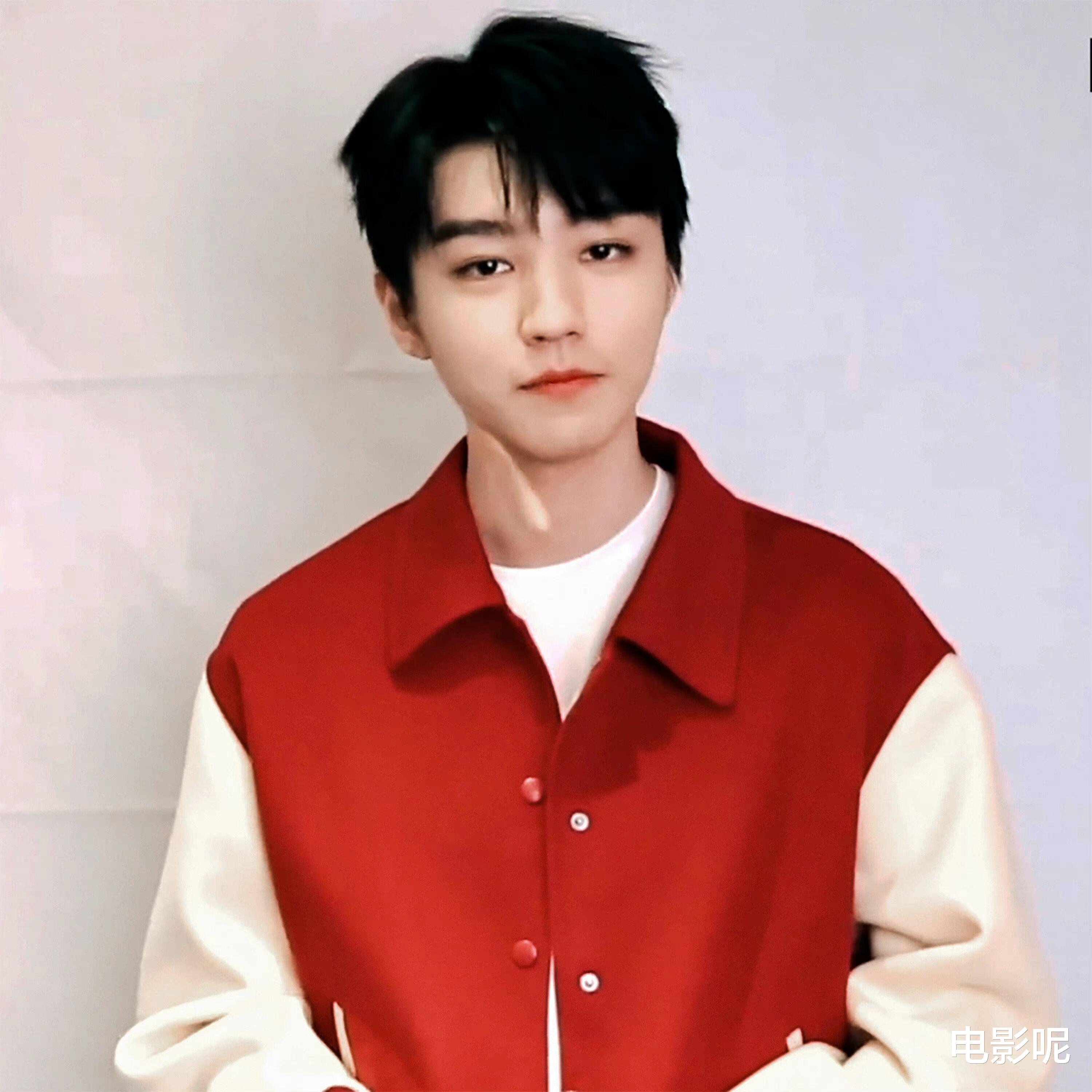 王俊凯|王俊凯百花迎春和杨幂、陈建斌老师合唱，演绎同个舞台。