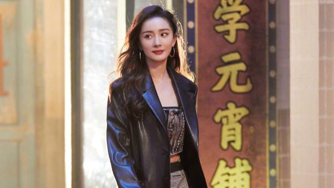杨幂|杨幂新造型图曝光，穿短裙皮靴秀长腿，变身拽美酷姐！