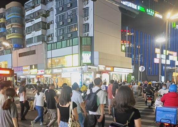 深圳女子街头贩卖拥抱,明码标价1元,奇怪穿搭引发网友关注