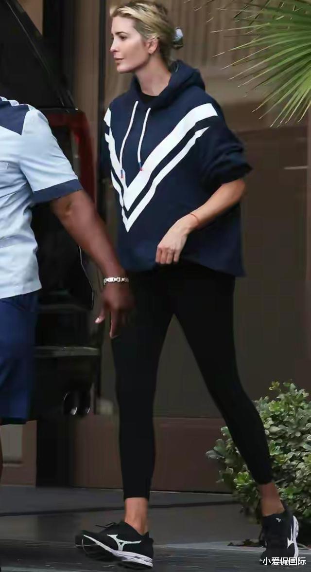 伊万卡|变身宝妈，40岁伊万卡穿瑜伽裤素颜送三个孩子上学，她已完成转变