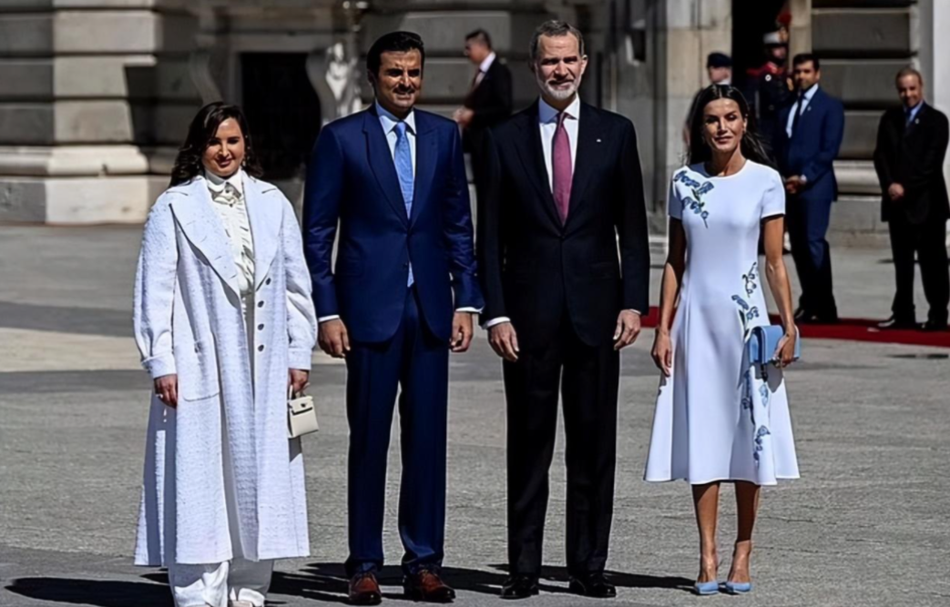 姐姐|贾瓦尔四位子女与莫扎合影!大王子比奶奶高,二公主比姐姐还爱美