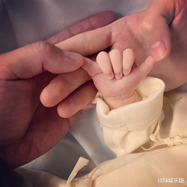 苗苗|郑恺带老婆女儿出游,苗苗妹妹担任摄影师,一家人其乐融融好幸福