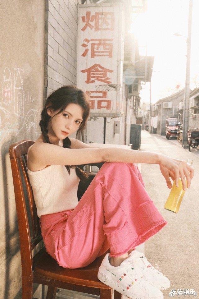张予曦|张予曦穿搭简约美如初恋,身材纤细惹人羡,脚踩板凳引争议