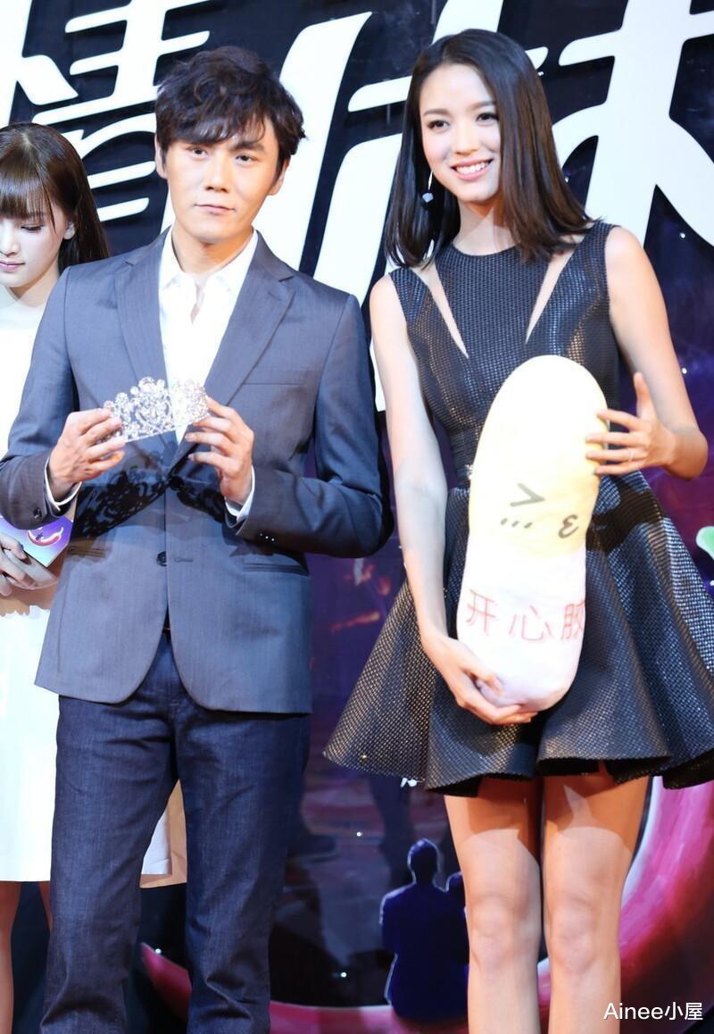 张梓琳|张梓琳当妈了也不失模特气质，镂空裙配平底鞋，腿看着又细又直