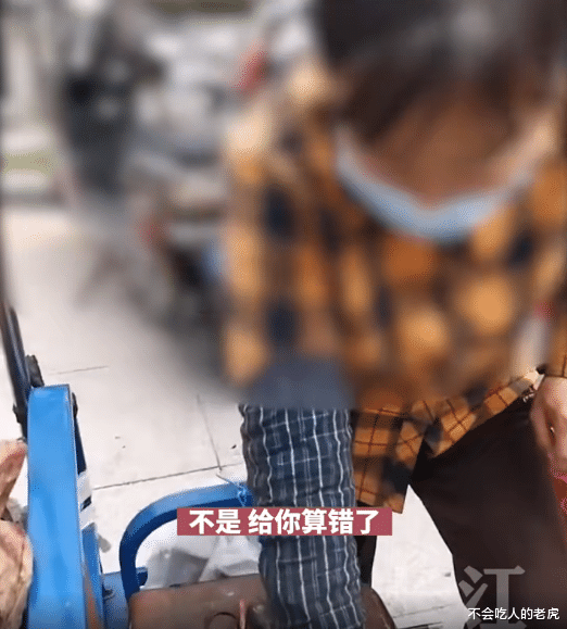 浙江嘉兴:男子买四个烤红薯,摊贩大妈说4斤重收35元,回家一过秤只有2.5斤!