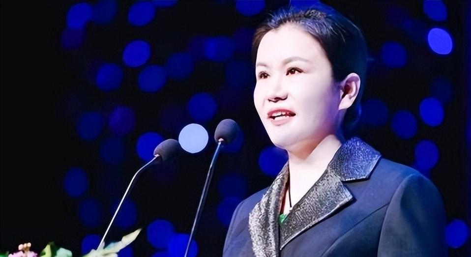 周群飞:靠“玻璃”赚427亿成女首富,早年嫁老板,后嫁自家司机