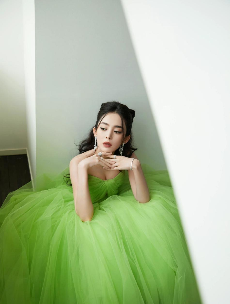 古力娜扎|古力娜扎身穿绿色蓬蓬裙大秀事业线!雪肤玉貌太性感火辣
