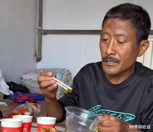 河北一女子首次带丈夫见继父,见面让人感动,知丈夫身份网友泪目