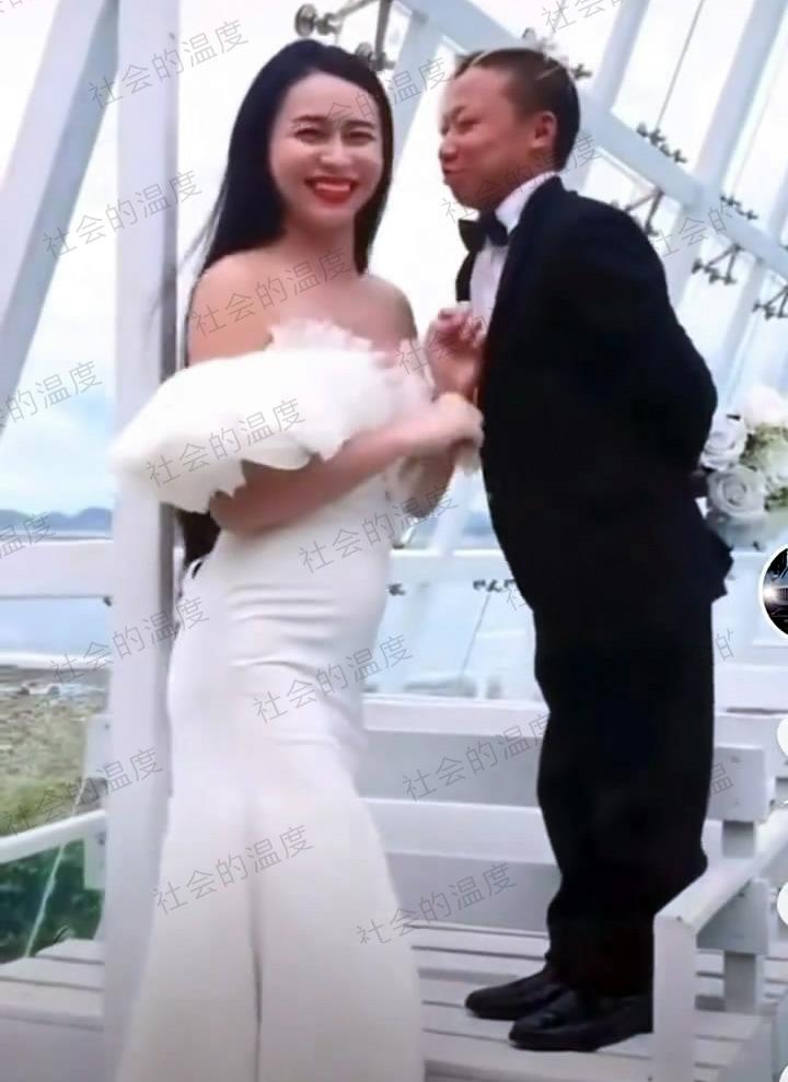 男子身高1米45拍婚纱照,漂亮新娘主动献吻,游客:像妈妈和儿子