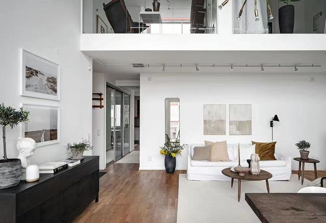 她家的顶层复式公寓,简洁有设计感,舒适温馨,一个人住太爽了