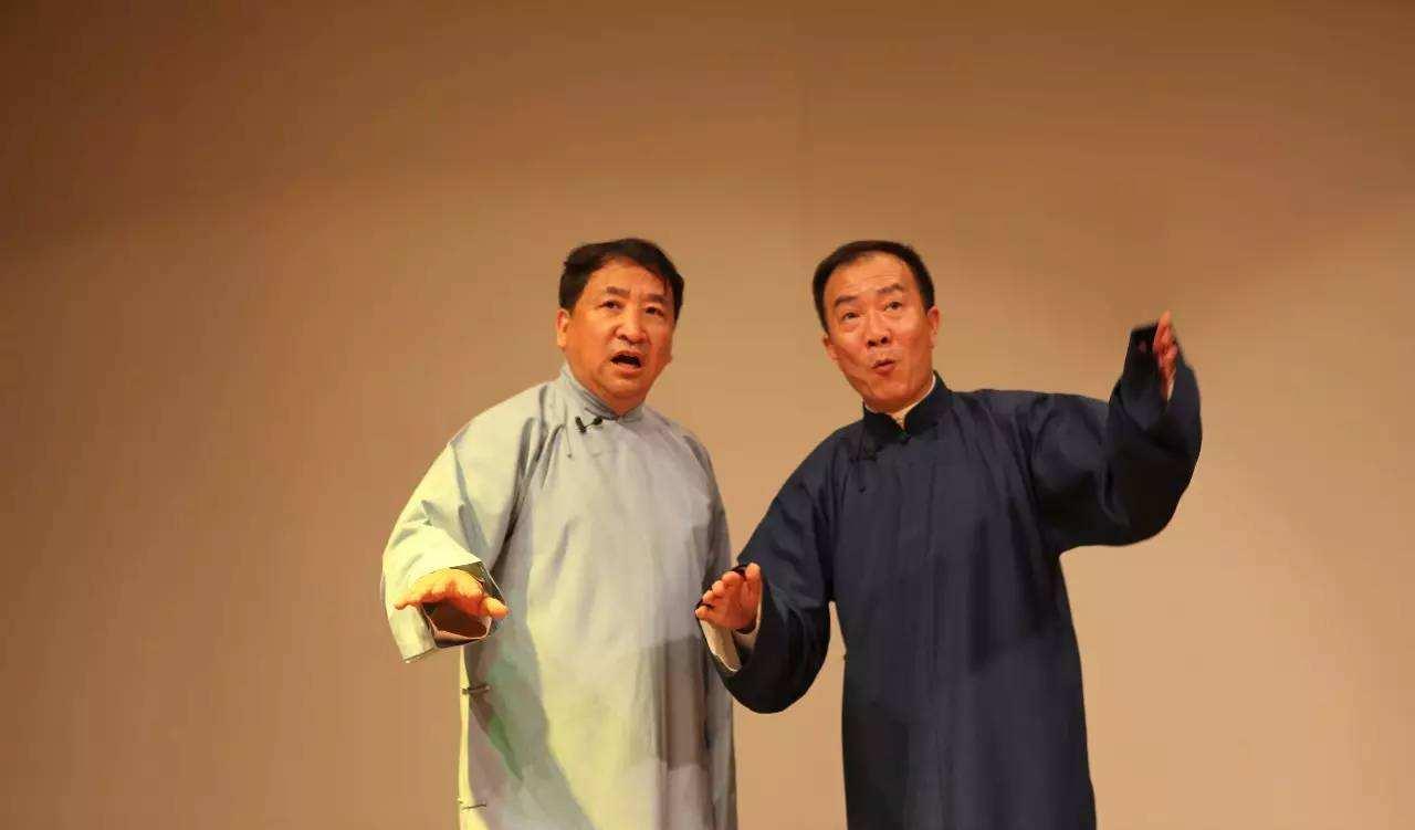 郭德纲|姜昆机场巧遇郭德纲!近在咫尺的姜昆却在淡定地看电脑