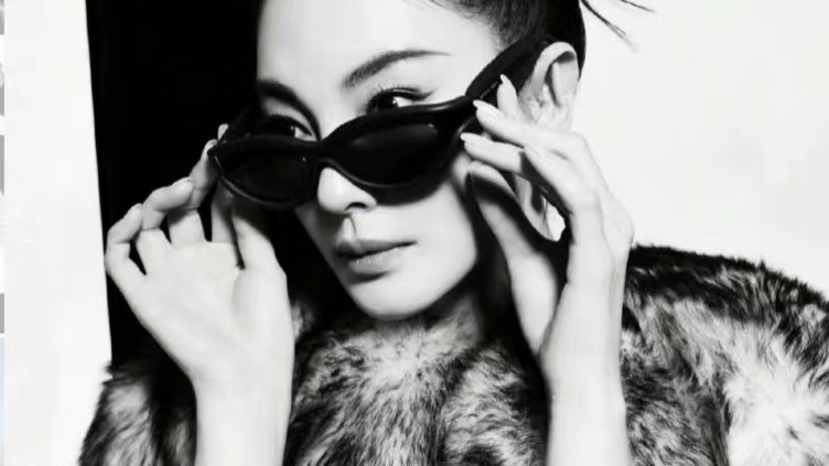 张雨绮|35岁张雨绮登杂志开年刊，裹身长裙皮草外套气势满满，腰背线条玩视觉欺骗