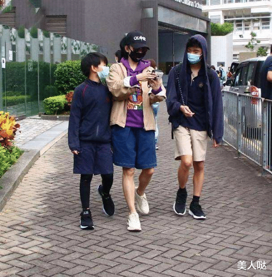 张柏芝|张柏芝真是老天爷追着喂饭吃！普通得不能再普通的卫衣，她穿都高级