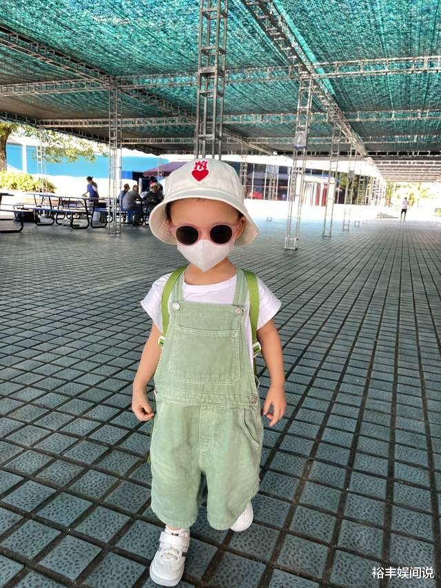 赵飞燕|林峯一家三口挑选幼儿园!确定女儿在上海就读,背包带娃好暖心