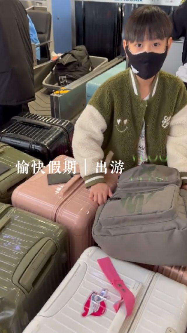 吴尊|吴尊一家新冠痊愈后，飞回文莱探亲，提6箱行李现身机场欢乐回家