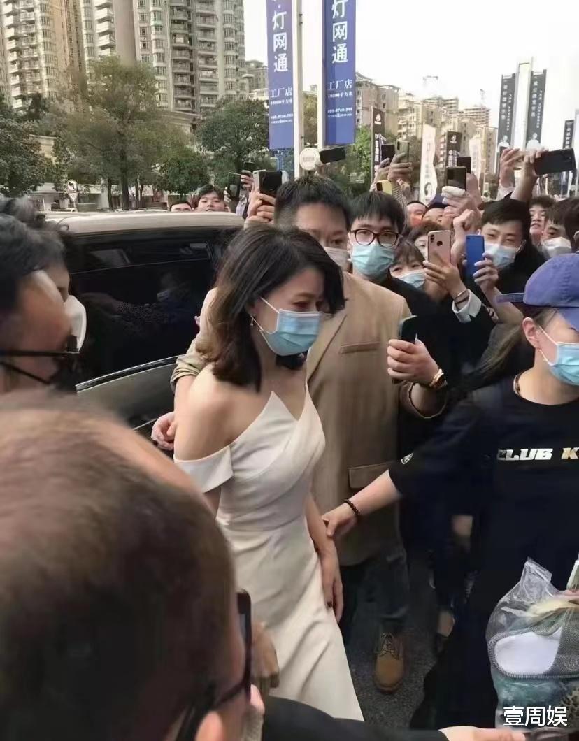 高圆圆|高圆圆跟女主持同台，因为一件衣服引热议，对方发文：别骂了！