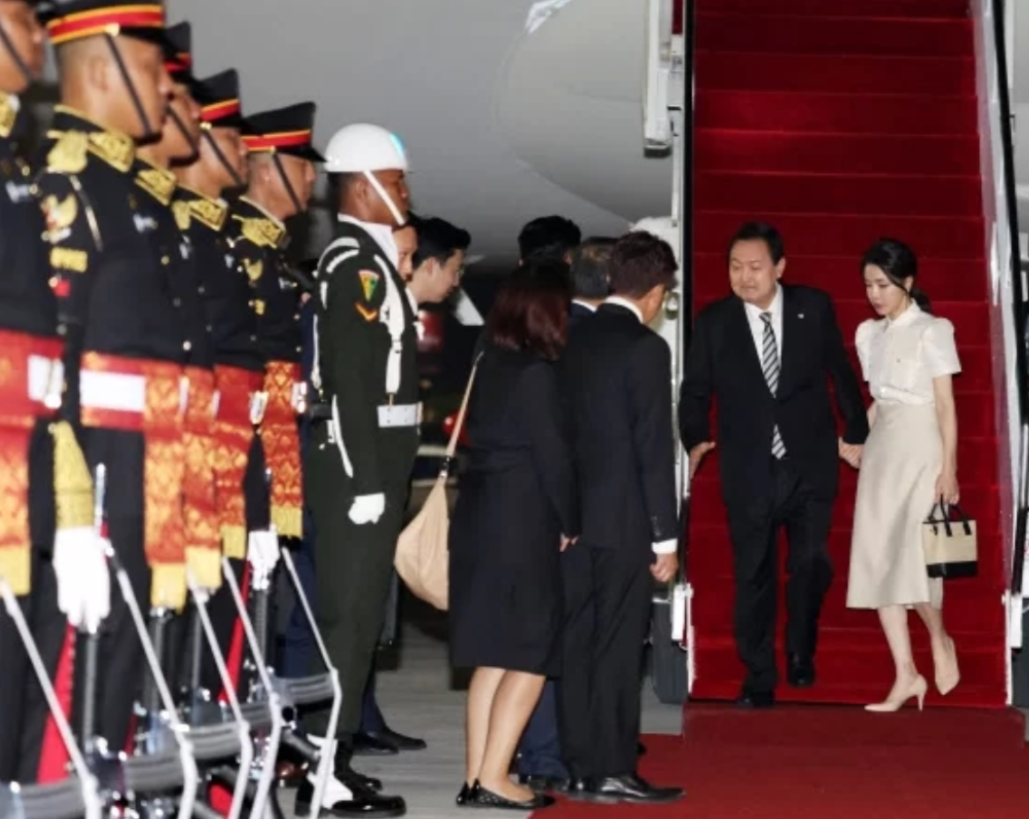 散粉 韩国第一夫人也节俭!新年首次出访旧衣新穿,一身米白色太清纯了