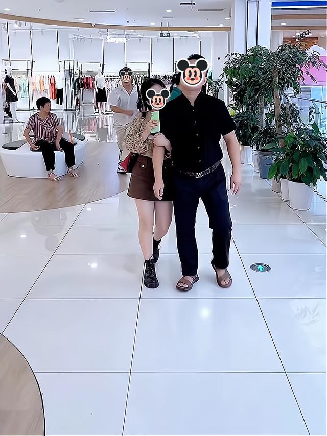 男子见妻子和一男子逛商场,上前拿走包包和手机:这些都是我买的