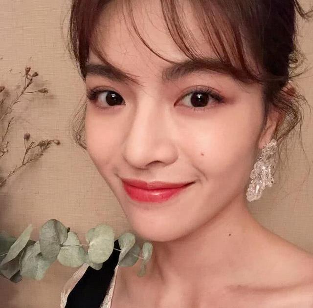 杨采钰|与大30岁的刘亦菲干爹相恋，杨采钰比刘亦菲年纪小，资源越来越好