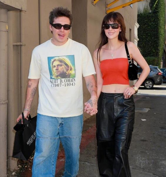 维多利亚·贝克汉姆|妮可拉晒与67岁妈妈合影！母女二人颜值气质很高贵，完全不输贝嫂