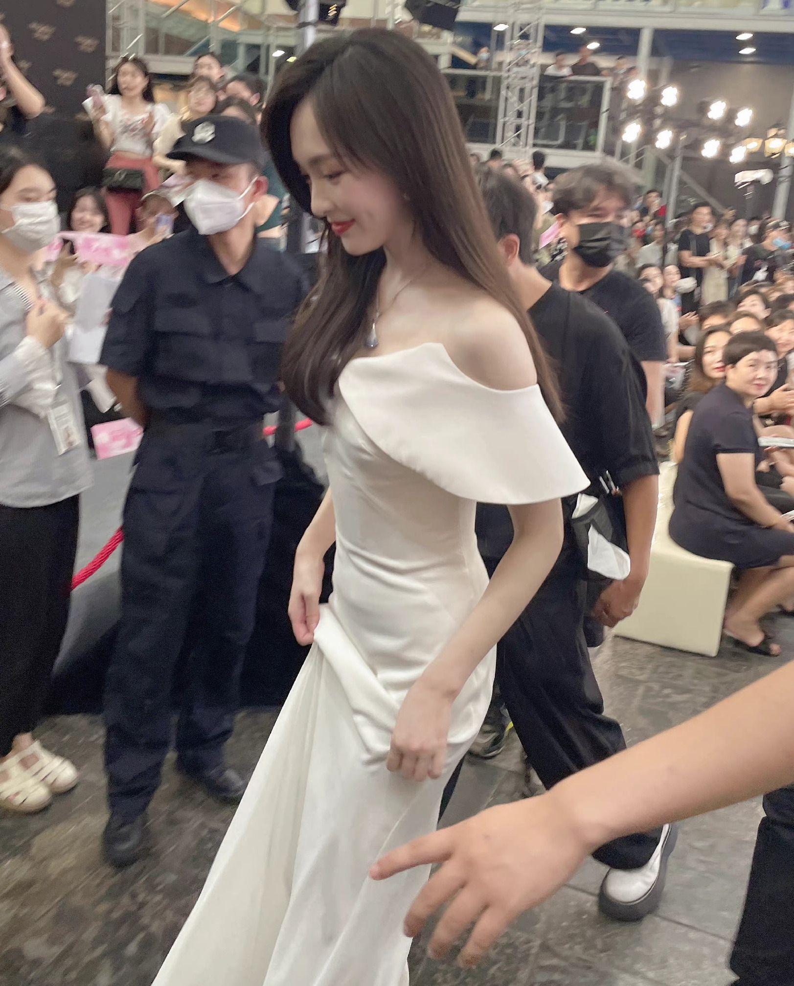 唐嫣|38岁唐嫣状态真好，穿一字肩白裙参加活动，无美颜无滤镜好漂亮