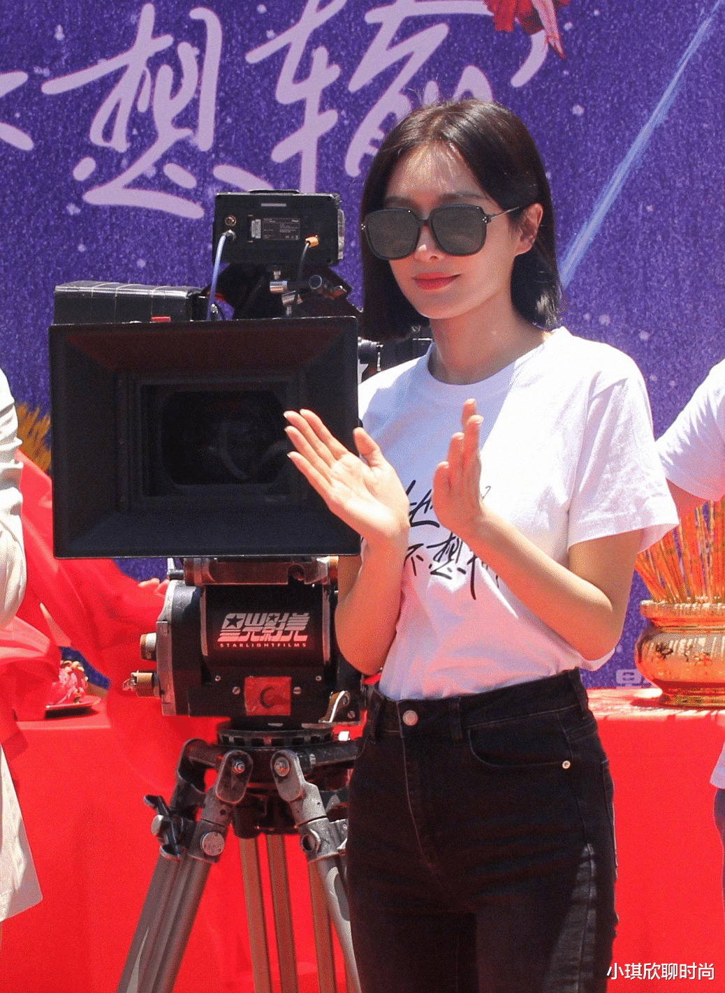 秦岚新剧造型好飒!白T配紧身黑裤,大秀细腰和美腿