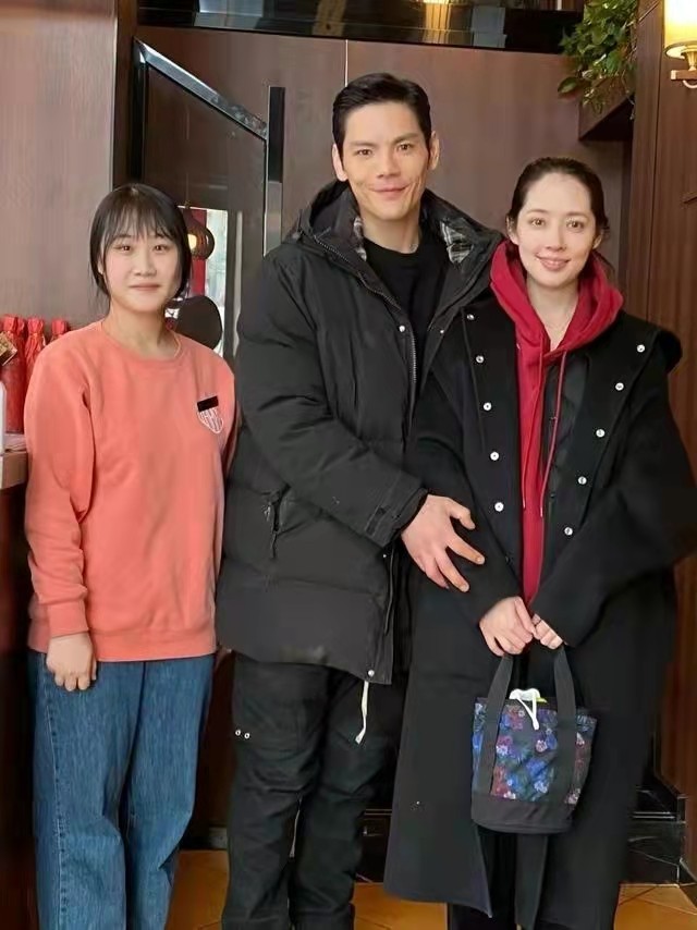 郭碧婷|向太真会养媳妇!郭碧婷穿卫衣吃面胖出双下巴,女儿胖乎乎超呆萌