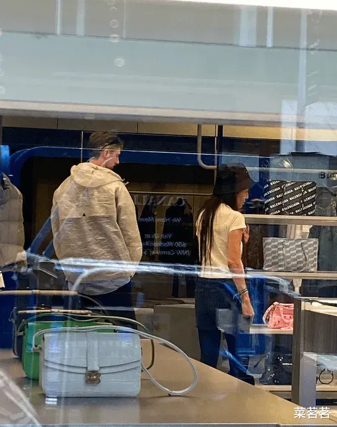 陈乔恩|73岁王薇薇真的是太疯狂了,她竟然找了一个外国小鲜肉陪他逛街