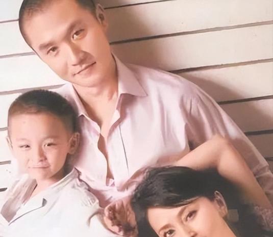 何音|“琼瑶女郎”何音：55岁罕见露面撞脸李勤勤，戴6位数玉镯显富贵