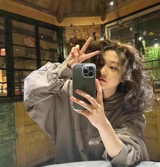 万茜|向涵之再惹争议，发文质问演员为何不能谈恋爱，并怒怼网友让其滚