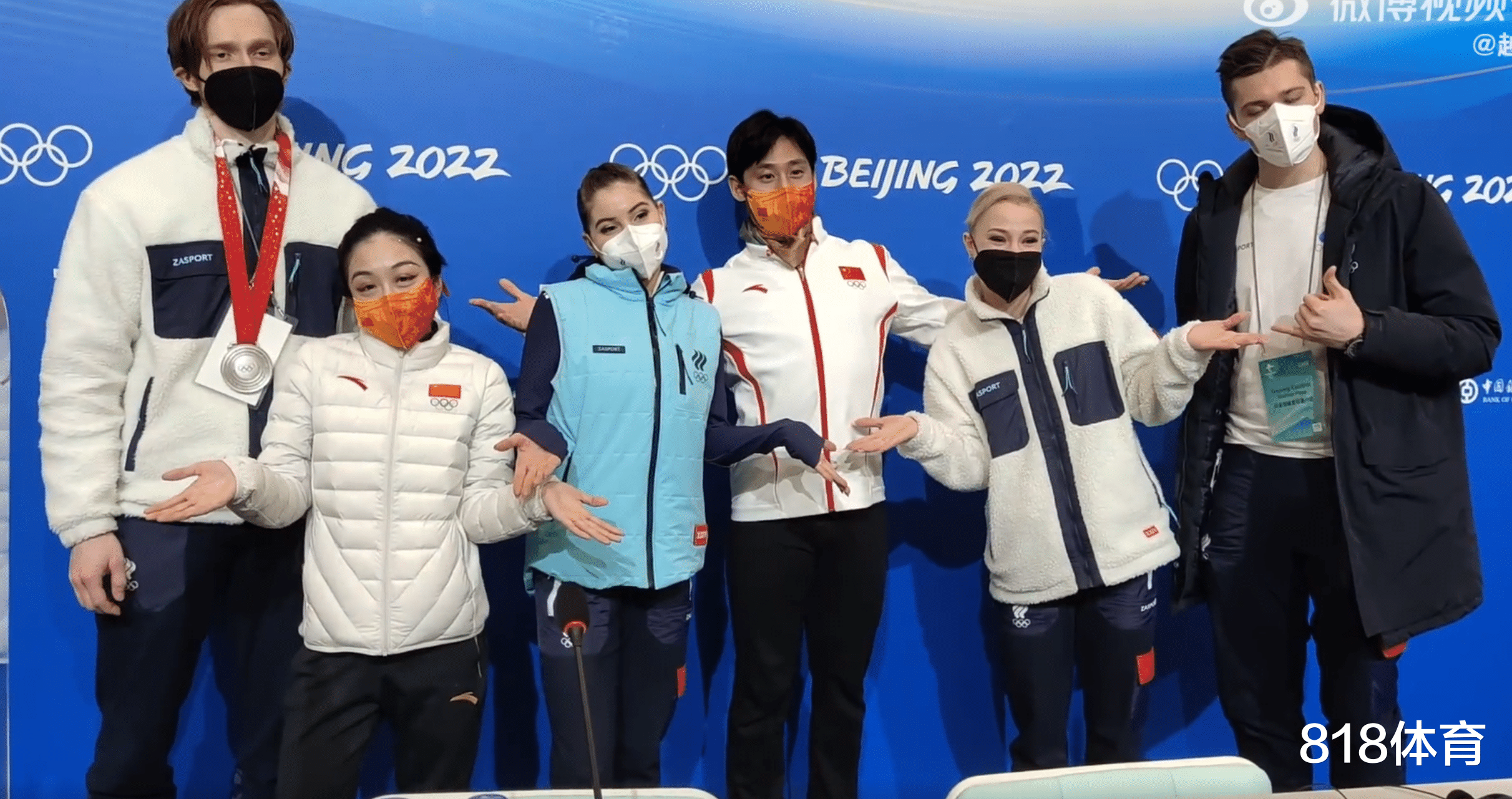 韩聪|整活! 葱桶合影银牌铜牌, 隋文静要求交换搭档, 韩聪无奈踮脚同框俄美女