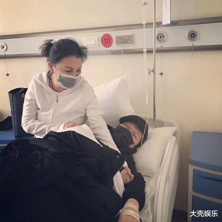 刘维|刘维母亲张英因病去世，享年63岁，刘维为照顾母亲曾累到输液