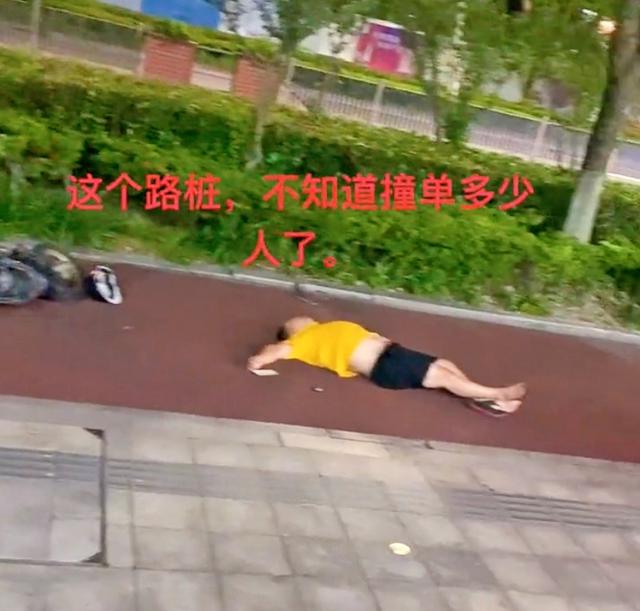 宁波“夺命路桩”,已撞翻好多人,网友:怪你骑车不睁眼!