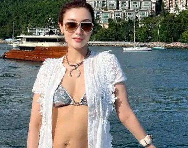 李嘉欣|「最美港姐」李嘉欣52岁晒比坚尼照还是一样美丽